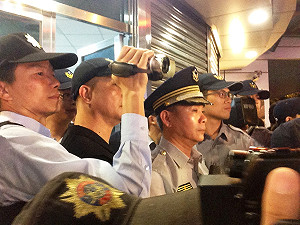 面對面交談破裂  方仰寧和民眾互嗆