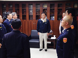 慰問受傷員警 郝：對入侵行政院感到痛心