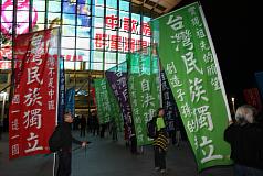 中歌榜如期開唱 百人小巨蛋抗議