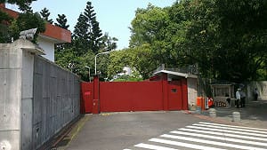 男子駕自小客車撞中興寓所 3號門遭潑紅漆