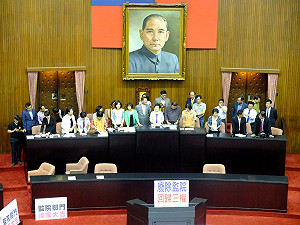 主席台又被占  費鴻泰：那是王院長的事