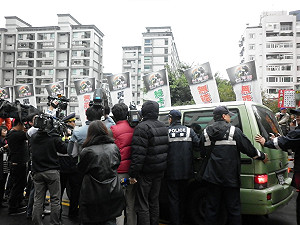 辯論場外  施明德妻與警發生衝突