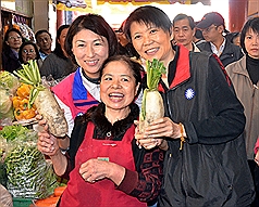 市場人氣比一比 酷酷嫂完勝馬英九