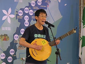 林生祥挺小英  月琴上還貼綠黨標籤