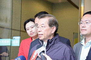 用力抓住  謝長廷：無奈 女同學還是被拖走