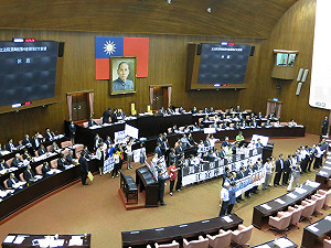 杯葛最久  連戰2會期無法上台施政報告