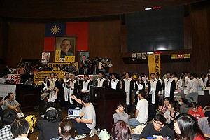 義務相挺學生  近300律師團徹夜待命