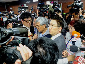 藍排審服貿  綠以人牆阻會議進行