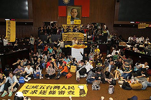 議場500人鬥志高昂  隨時因應警方攻堅