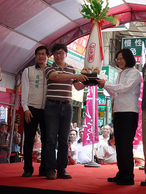 蔡英文勉小段：傳承黨的精神 邁向下一哩路