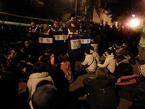 占領行政院  14人掛彩送醫