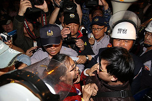 大腸花論壇開講中  警察驅離時間未定