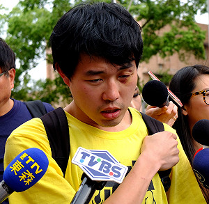 學生控：起身要離開 卻被警補踹一腳