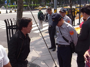 集會不能搭棚  李幸長101旁擺攤遭警阻