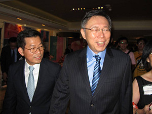 為台灣外交勉穿西裝  柯文哲：回去就換掉