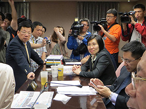 藍委霸占主席台  委員會空轉爆紙條戰