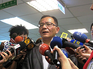 高志鵬再問秦日新：6千美元珍珠送誰？