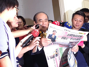 選舉隔乎開？王自備報紙：不是寫全力支持嗎