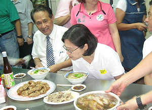 看記者搶先吃飽 小英虧：你們是來混吃的