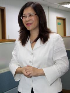 貼紙難區隔台灣與中國  管碧玲批自投羅網