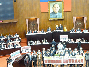 美牛議題  綠委阻陳冲上台施政報告