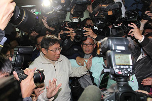 蔡柯終於會  柯舉雙手指揮拍照