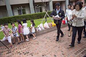 靈活經營臉書：小英昨天大口吃鬆餅 今當低頭族