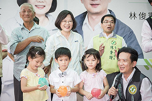 蔡英文送馬卡龍小豬 感謝當年捐豬的三胞胎