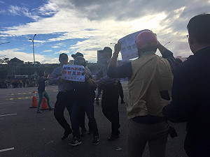 抗議馬習會 台聯青年軍突襲總統府丟煙霧彈