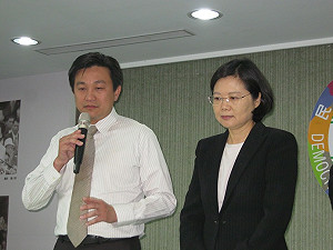 顧大局  王定宇含淚宣布退選