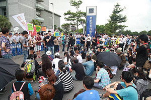 住飯店遭破門  林飛帆：現在是戒嚴嗎？