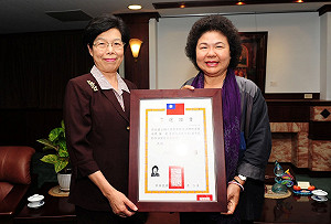 陳菊接當選證書  強調未來「責任重大」