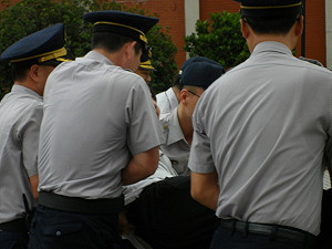 反核人士激烈抗爭  核四預算表決過關