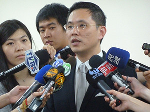 藍：馬請辭不牴觸「黨政合一」黨章條款