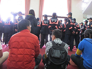 最後通牒已過  警察進駐議場 一度緊張