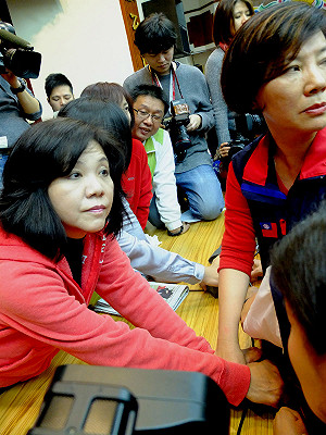 服貿尚未審 立委搶麥克風引衝突