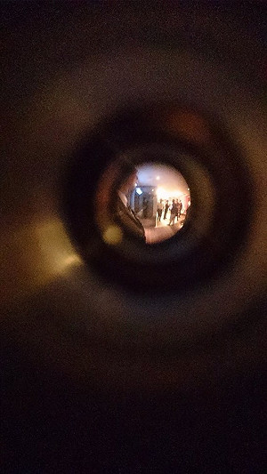 不准抗議  國安人員強行撞破民主陣線住宿房門