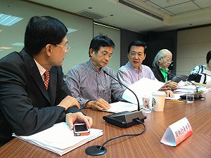 藍：財長力挺證所稅改革 拚10月過關