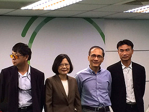 朱立倫或帶職參選 小英：議會黨團加強監督