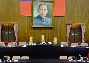 藍盼搶下監督條例主導權  綠提800案反制