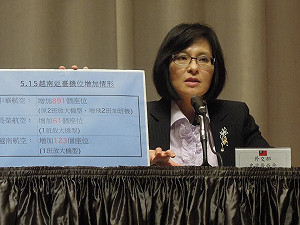 避暴動  外交部印「我是台灣人」貼紙分送