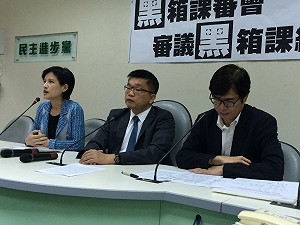 連戰赴中閱兵  蔡其昌諷：算不算賣國？