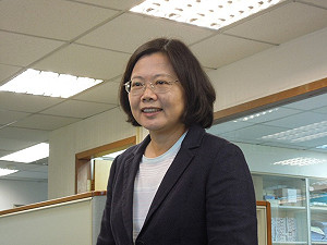 鎂光燈閃不停  小英開玩笑：浪費底片