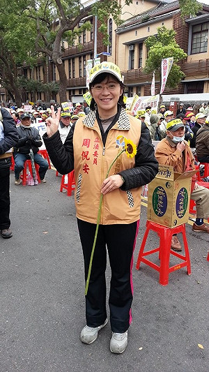 旁人喊「她是立委」沒用  遭警踹倒在地