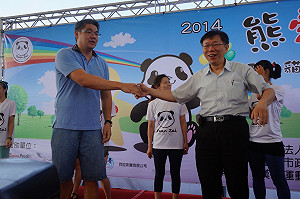 整合後首度同台 柯、連低調閃避互動少