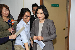 被問兩岸政策 小英：馬代替發問也蠻辛苦的