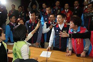 藍下週再審服貿 綠揚言加倍奉還