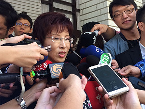 柱姐：我要的不是起立道歉而是民主