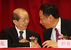 搶台灣面板龍頭  鴻海集團併奇美電