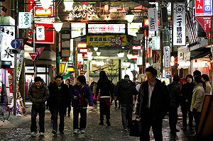 日本去年月薪增0.5％ 因增稅實際減少3％